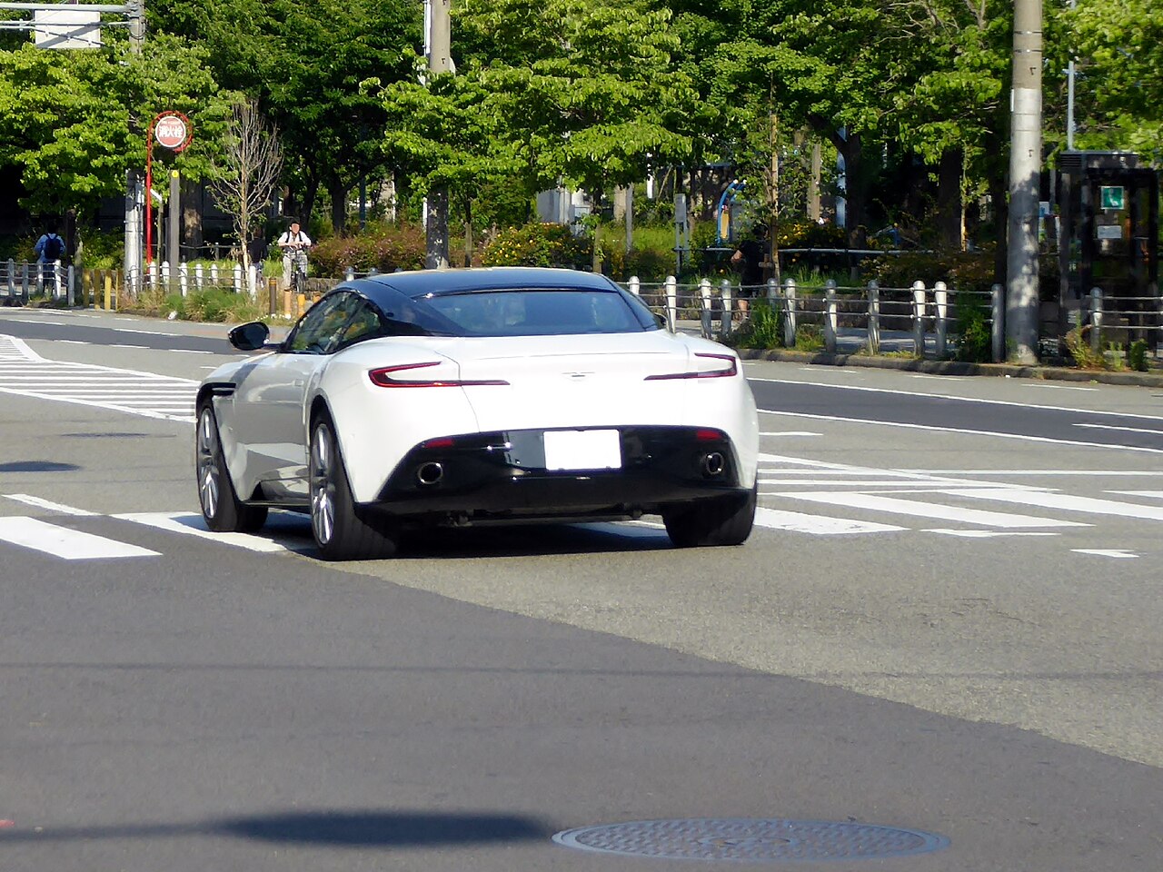 Aston Martin DB11